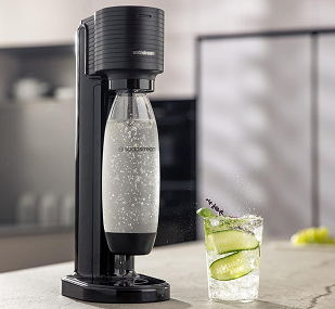 Making fizzy water using Sodastream
