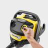 The WD 5 Control S 25/5/22 with 25-litre container can be operated from the suction hose itself thanks to the 2-in-1 remote control. Includes filter cleaning function and practical drain screw.